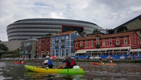 Travesia guiada Bilbao – Bilbao en piragua Travesia guiada Bilbao – Bilbao en piragua